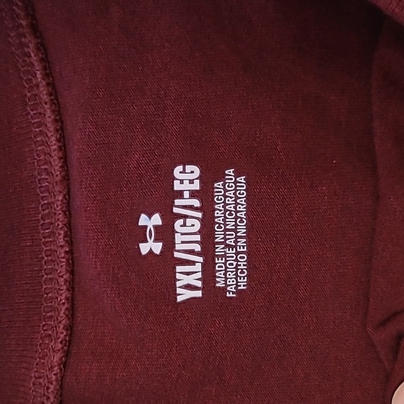 Under Armour Boy's maroon t-shirt with camo logo on front size XL - Picture 4 of 4